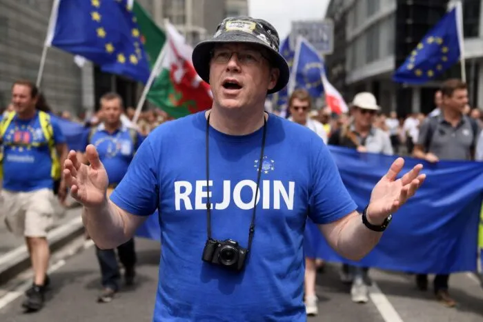 Marea Britanie reaprinde discuția despre UE. Ce pot câștiga România și românii care muncesc în Regatul Unit