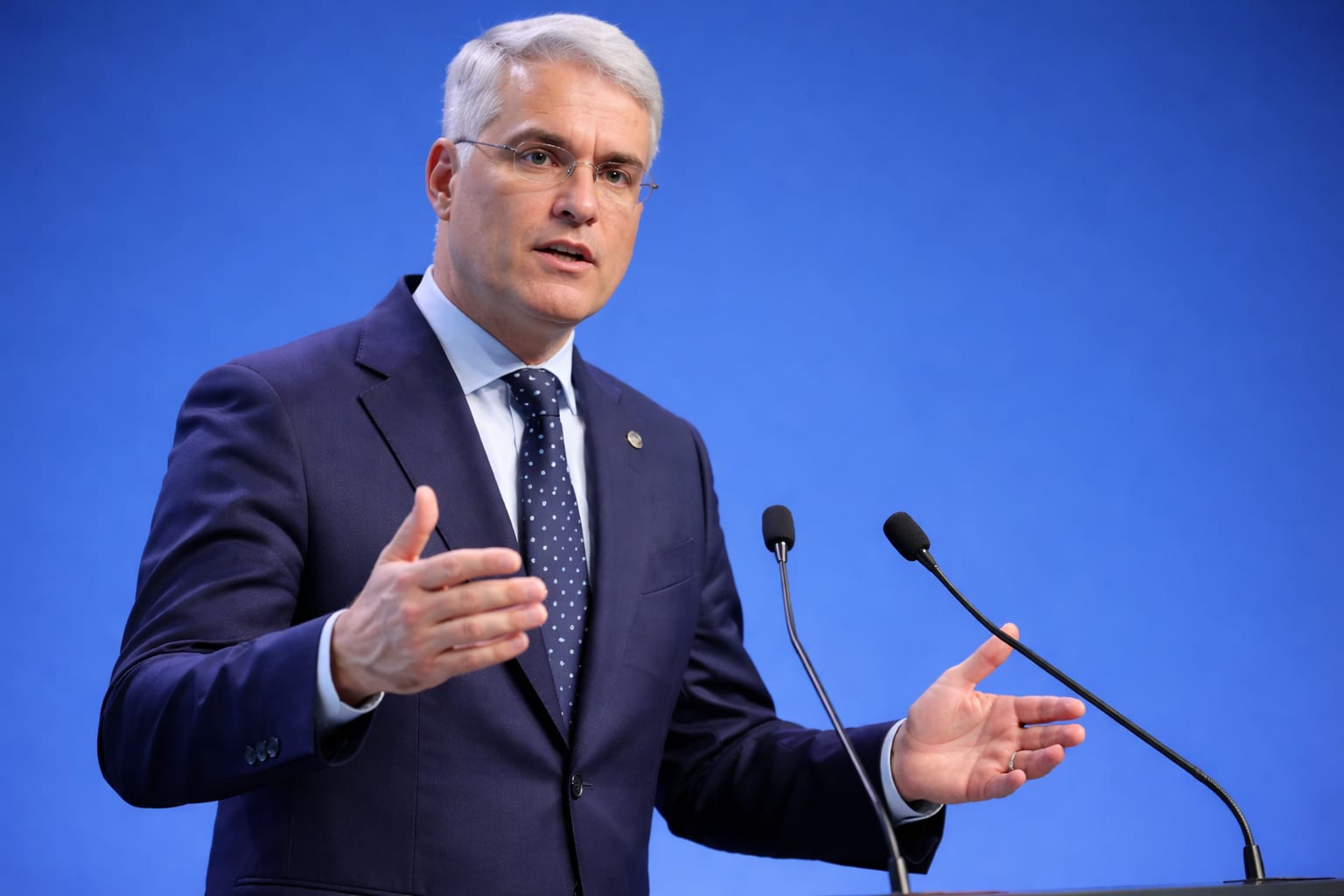 Dragoș Pîslaru acuză PSD că blochează negocierile pentru guvern.