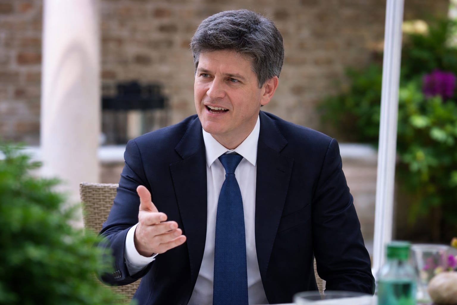 Rareș Bogdan, la aceeași masă cu Nicușor Dan și șeful SPP la Bruxelles. Cum explică participanții fotografia