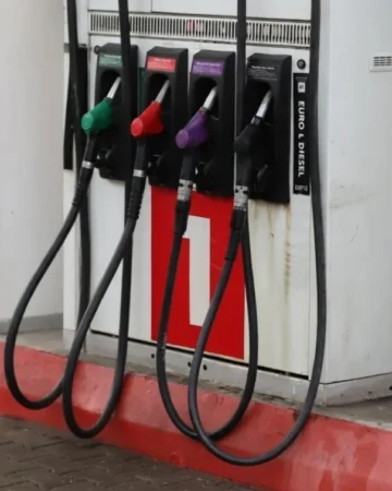 Prețurile la pompă. Diferența dintre benzină și motorină scade la 10 bani prețuri carburanți