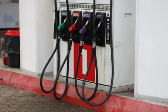 Prețurile la pompă. Diferența dintre benzină și motorină scade la 10 bani prețuri carburanți