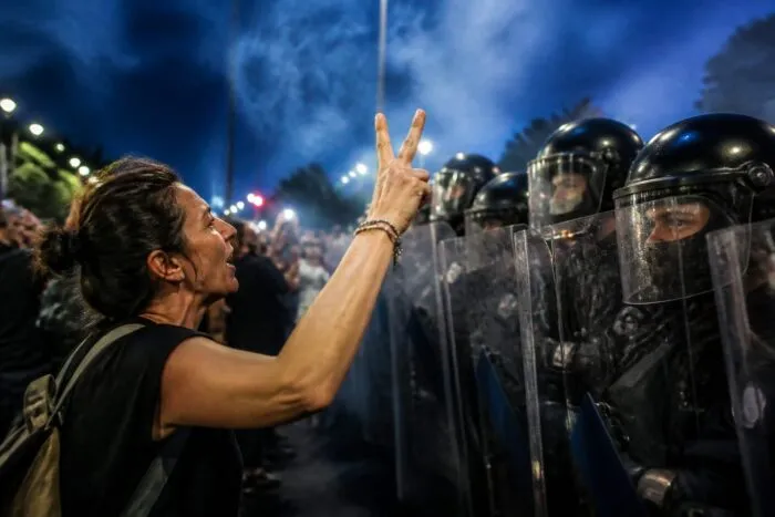 Patru ore de protest pentru apărarea democrației în București. Cât poate conta strada pentru noul guvern