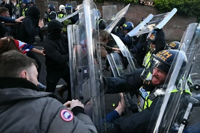 proteste violente Marea Britanie