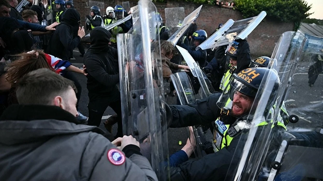 Furia care dezbina Marea Britanie. Ce se ascunde în spatele protestelor violente