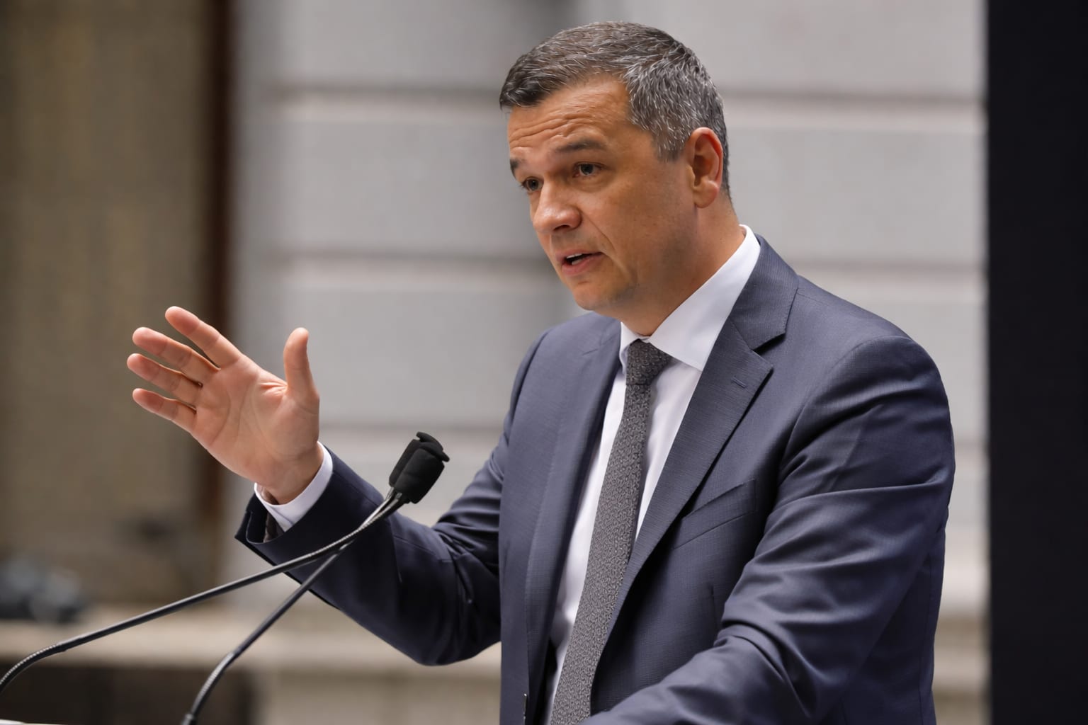 PSD e gata să guverneze, dar fără AUR. Ce riscă România cu blocajul politic și PNRR până în 2026.