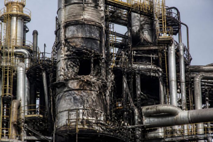 Moscova oprește procesarea petrolului la o rafinărie lovită de drone. Imaginile arată avarii semnificative Moscova oprește procesarea petrolului la o rafinărie lovită de drone. Imaginile arată avarii semnificative