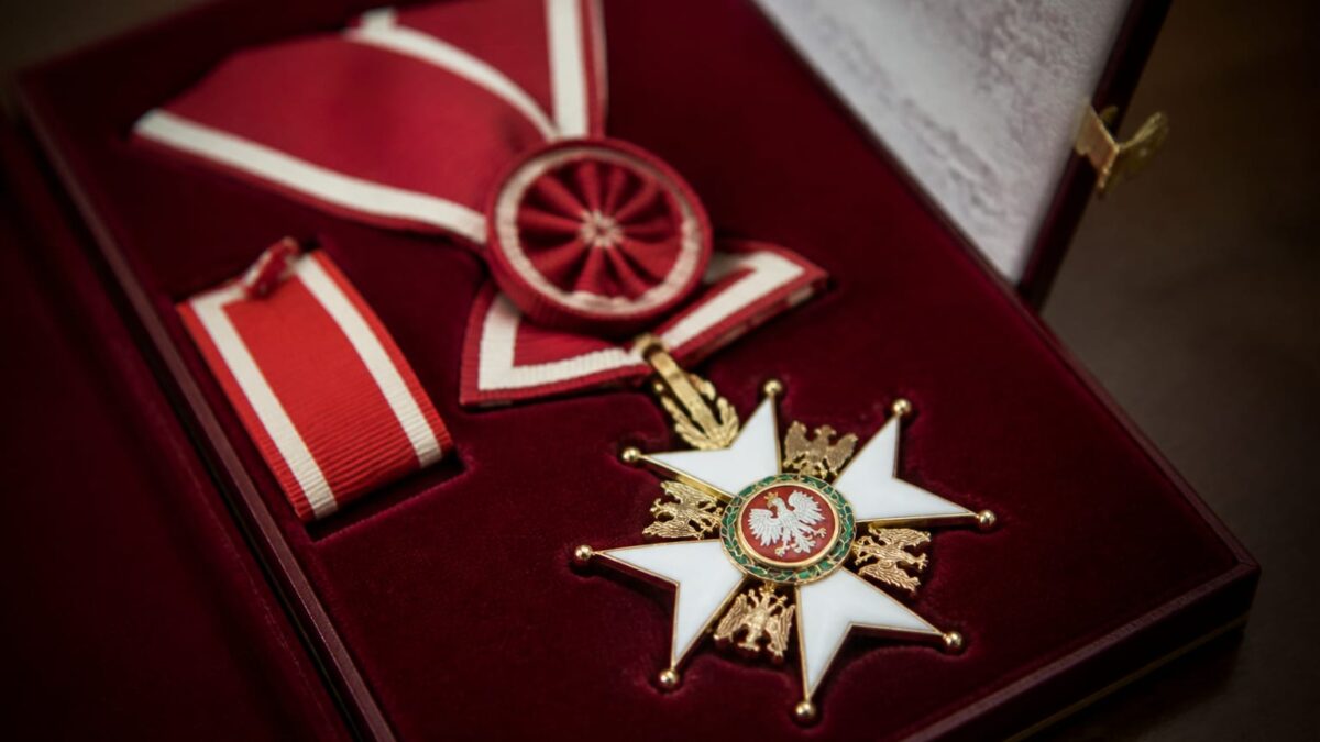 Ordinul Vulturului Alb retras lui Zelenski de Karol Nawrocki. Decizia lovește relația Poloniei cu Ucraina Ordinul Vulturului Alb retras lui Zelenski de Karol Nawrocki. Decizia lovește relația Poloniei cu Ucraina
