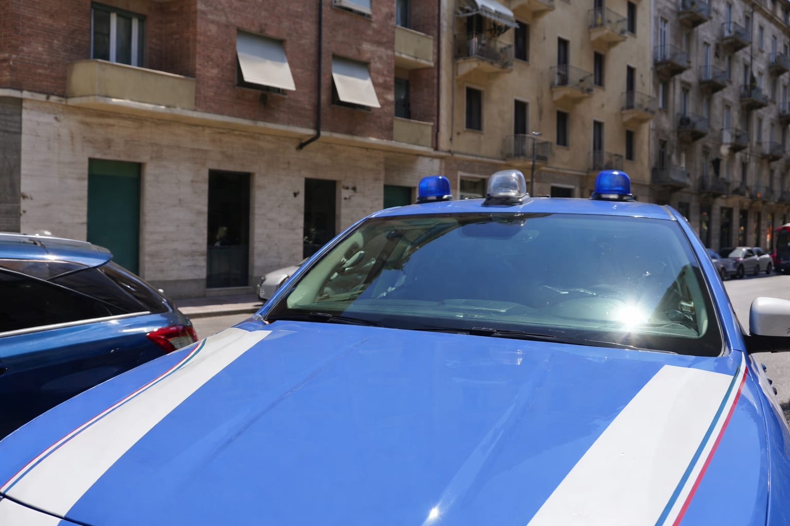 O tânără de 19 ani s-a întors acasă și și-a găsit mama și sora moarte. Ce indicii au anchetatorii în cazul din Torino