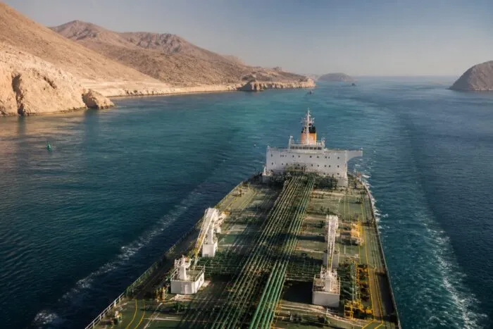 Iranul leagă redeschiderea Strâmtorii Hormuz de negocierile cu SUA.