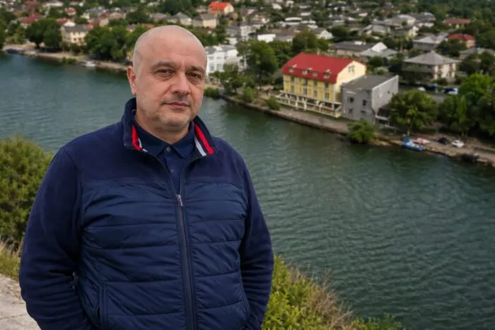 Un teren public pe faleza Dunării, concesionat până în 2056 pe bani puțini. Cine câștigă și ce pierde Primăria Sulina