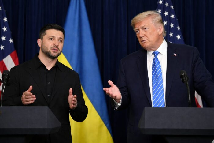 Donald Trump l-a lăudat pe Volodimir Zelenski în Biroul Oval. Ce semnal dă Washingtonul despre războiul din Ucraina