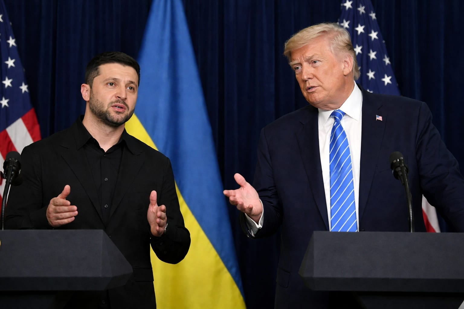 Donald Trump l-a lăudat pe Volodimir Zelenski în Biroul Oval. Ce semnal dă Washingtonul despre războiul din Ucraina