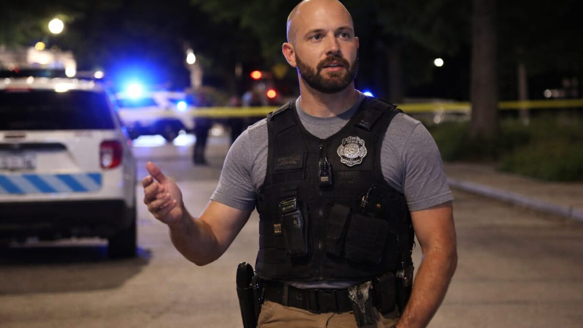 Șapte morți și 12 răniți în peste 20 de atacuri armate la Chicago. Cum a readus violența disputa despre armată în oraș Șapte morți și 12 răniți în peste 20 de atacuri armate la Chicago. Cum a readus violența disputa despre armată în oraș