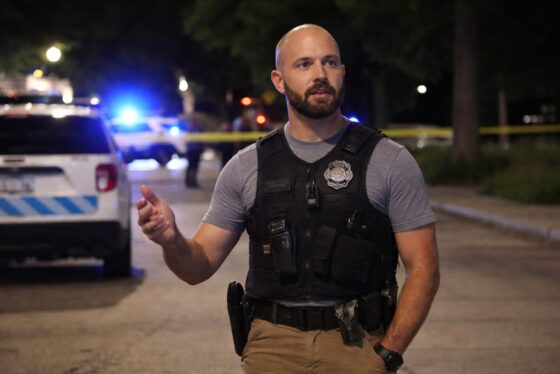 Șapte morți și 12 răniți în peste 20 de atacuri armate la Chicago. Cum a readus violența disputa despre armată în oraș Șapte morți și 12 răniți în peste 20 de atacuri armate la Chicago. Cum a readus violența disputa despre armată în oraș