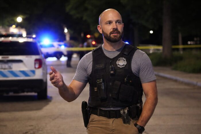Șapte morți și 12 răniți în peste 20 de atacuri armate la Chicago. Cum a readus violența disputa despre armată în oraș