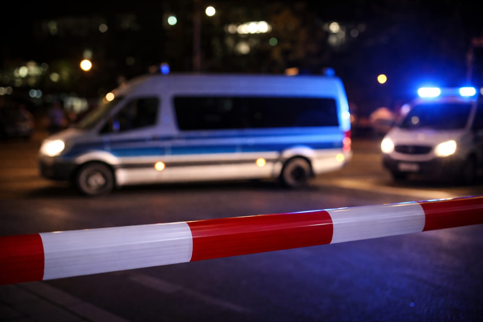 Un mort și 16 răniți după atacul cu dubă de la parada Pride din Berlin. Poliția germană caută un suspect de 21 de ani