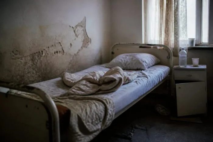 409 oameni preluați din azilele ilegale din Bihor au fost mutați în țară. Doar o persoană a ajuns la familie
