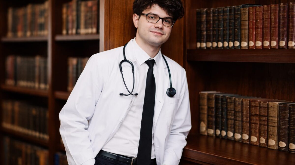 Călin-George Vameșu media 10, Călin-George Vameșu, șef de promoție la UMF Iași cu media 10 după șase ani de Medicină