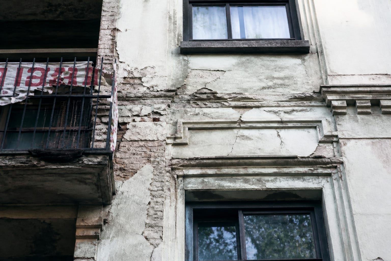 Peste 200 de cazări turistice în clădiri cu risc seismic maxim, listate ilegal în București