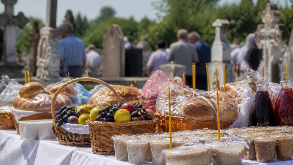 Ce se împarte de Moșii de vară Tradiții și obiceiuri creștine