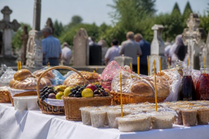 Ce se împarte de Moșii de vară Tradiții și obiceiuri creștine
