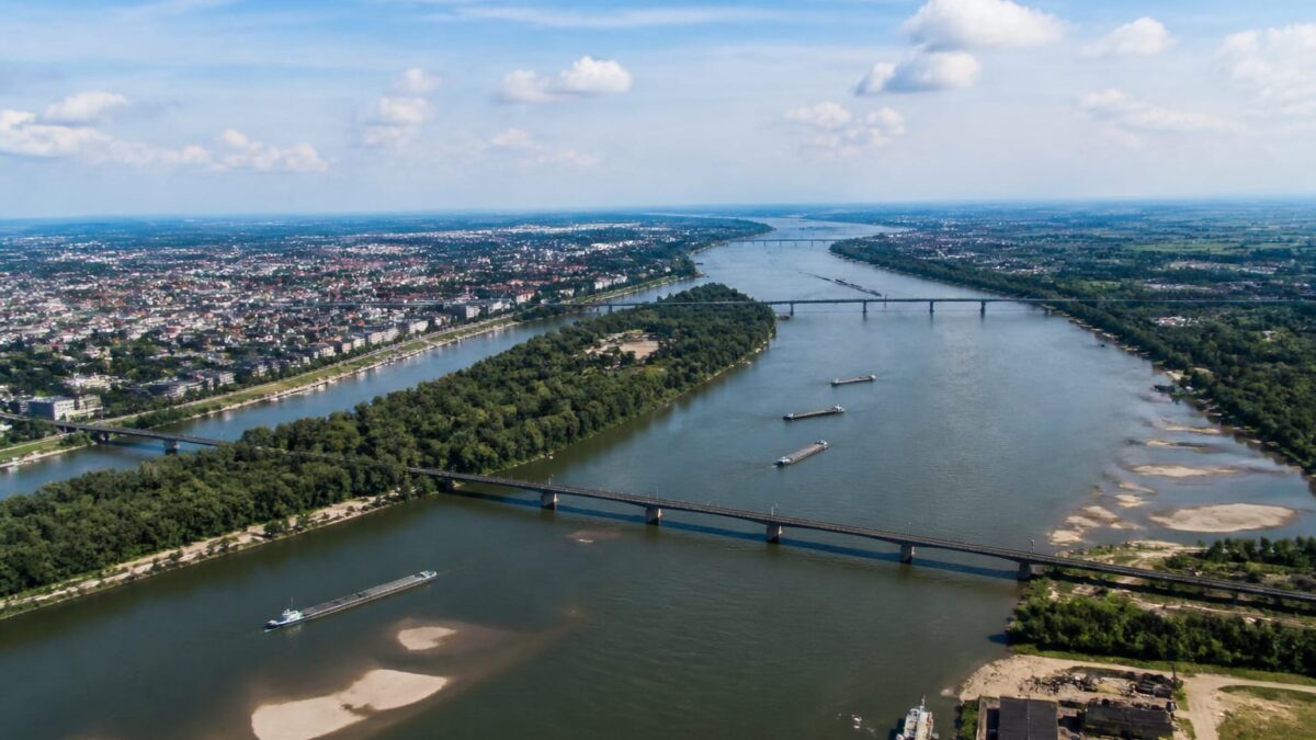 Cel mai lung fluviu din Europa traseu afluenți și importanță economică