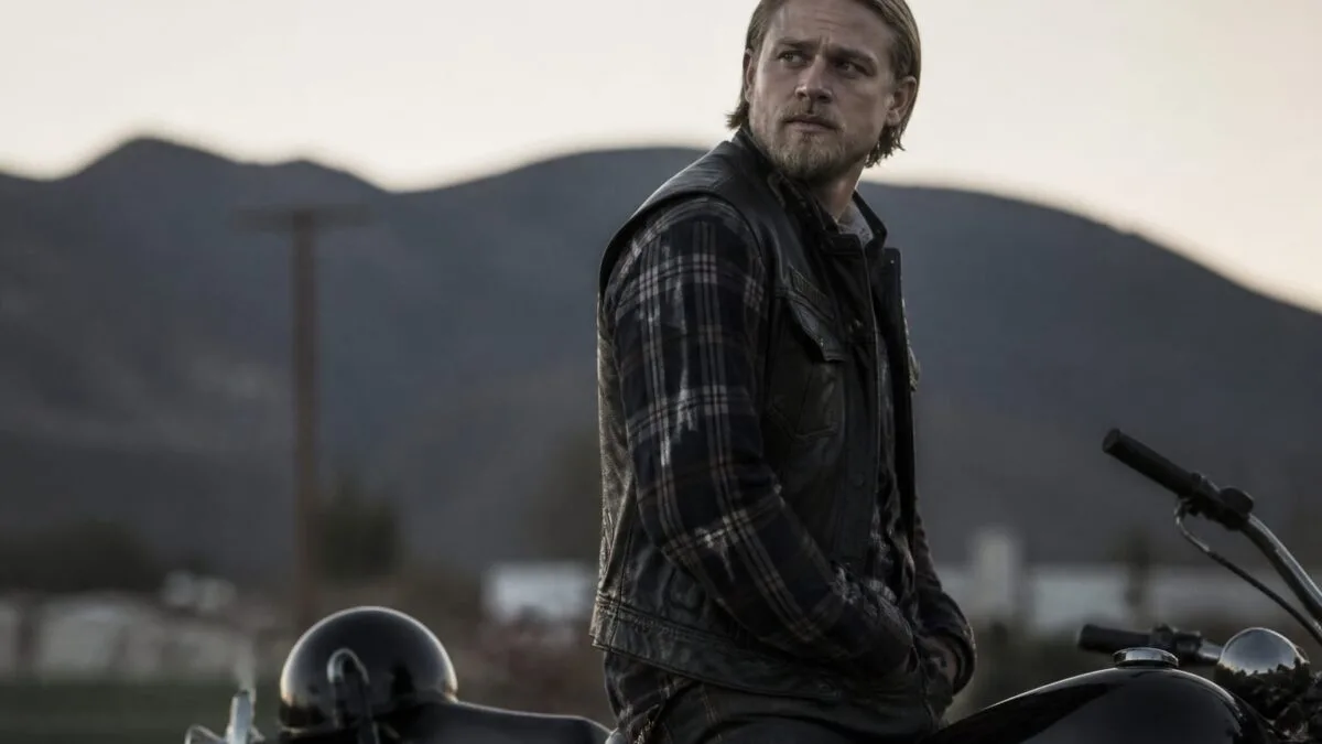 Cele mai bune filme și seriale de Charlie Hunnam pe care trebuie să le vezi
