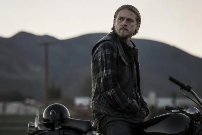 Cele mai bune filme și seriale de Charlie Hunnam pe care trebuie să le vezi
