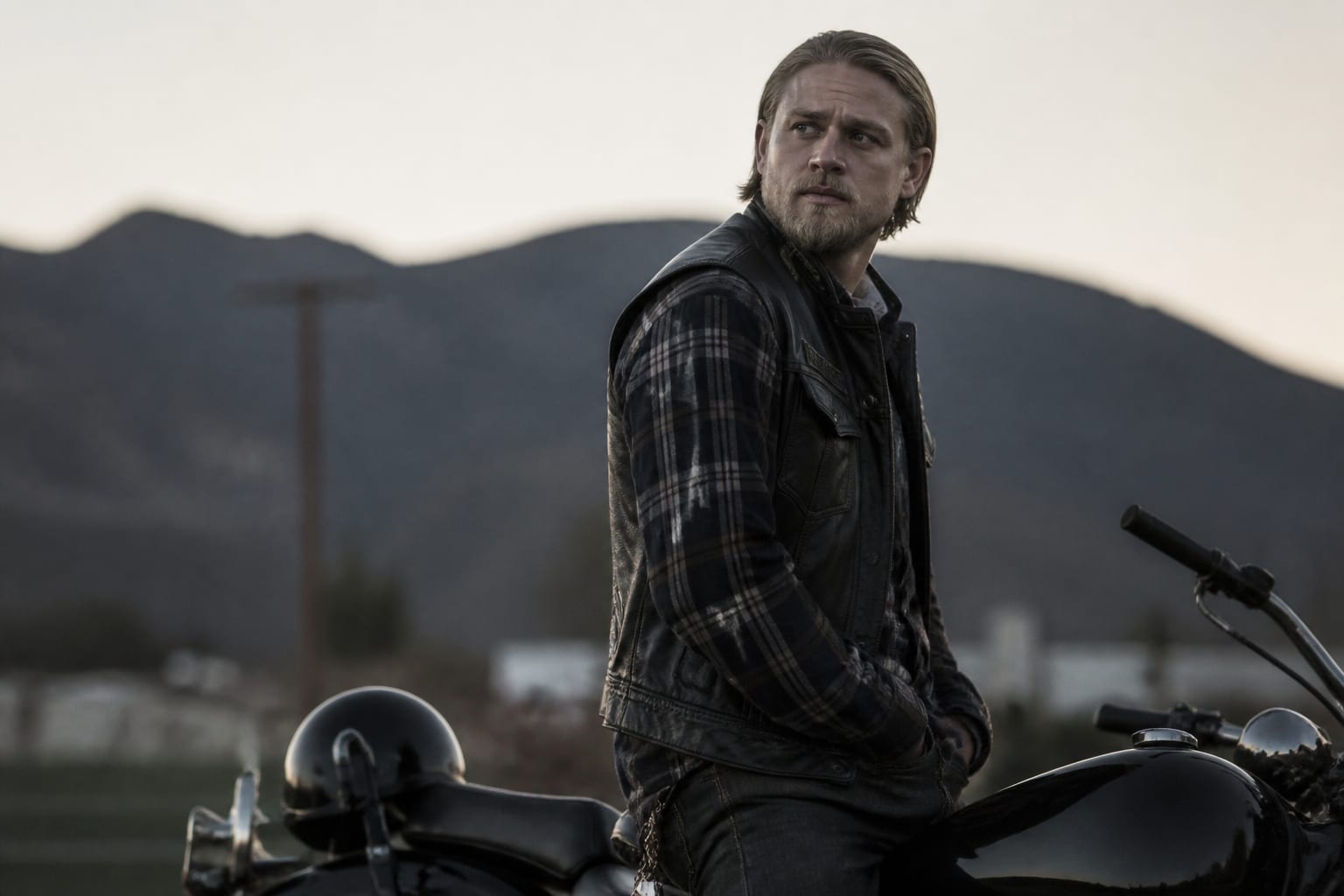 Cele mai bune filme și seriale de Charlie Hunnam pe care trebuie să le vezi
