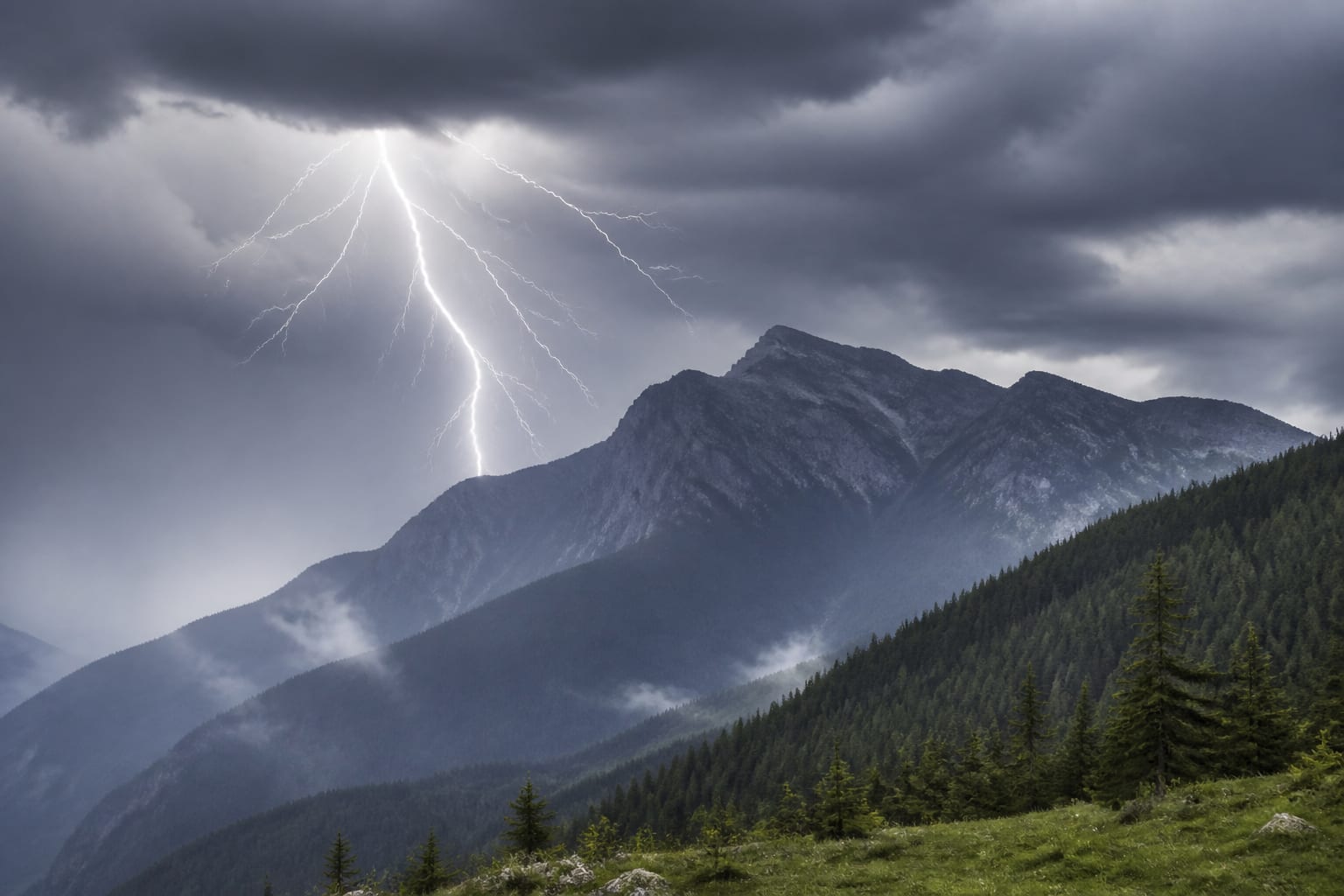 Cod galben de instabilitate atmosferică în zona montană