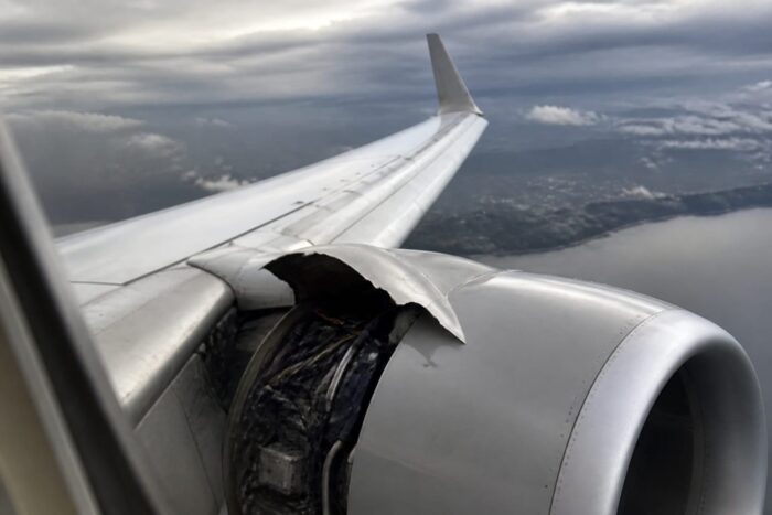 Zbor Ryanair, incident grav la Salonic. Un bărbat de 61 de ani a fost aspirat parțial spre exterior după o defecțiune