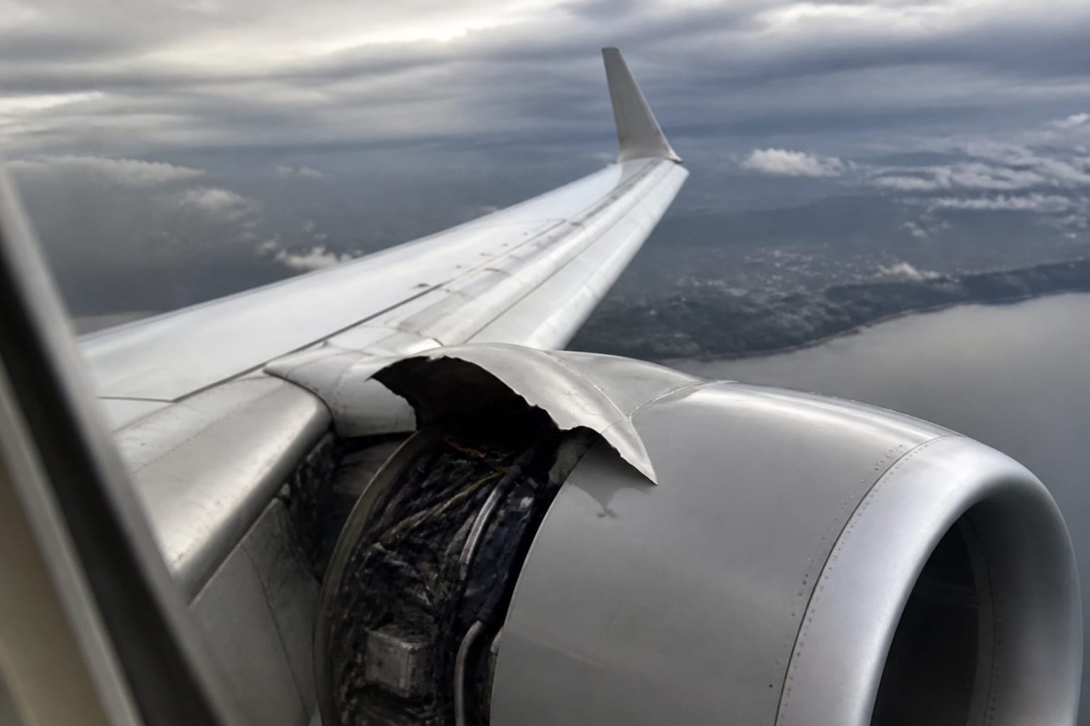 Zbor Ryanair, incident grav la Salonic. Un bărbat de 61 de ani a fost aspirat parțial spre exterior după o defecțiune