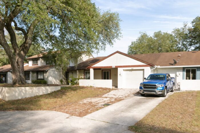 15.000 de dolari și o alee făcută moloz în Florida. Cine a comandat lucrarea în numele proprietarei 15.000 de dolari și o alee făcută moloz în Florida. Cine a comandat lucrarea în numele proprietarei