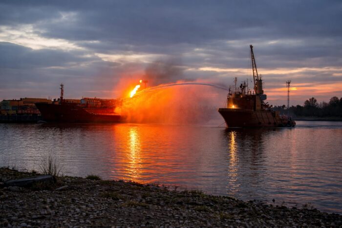 Explozie petrolier Marea Neagră, 14 oameni au fost salvați de pe un petrolier după o explozie în Marea Neagră