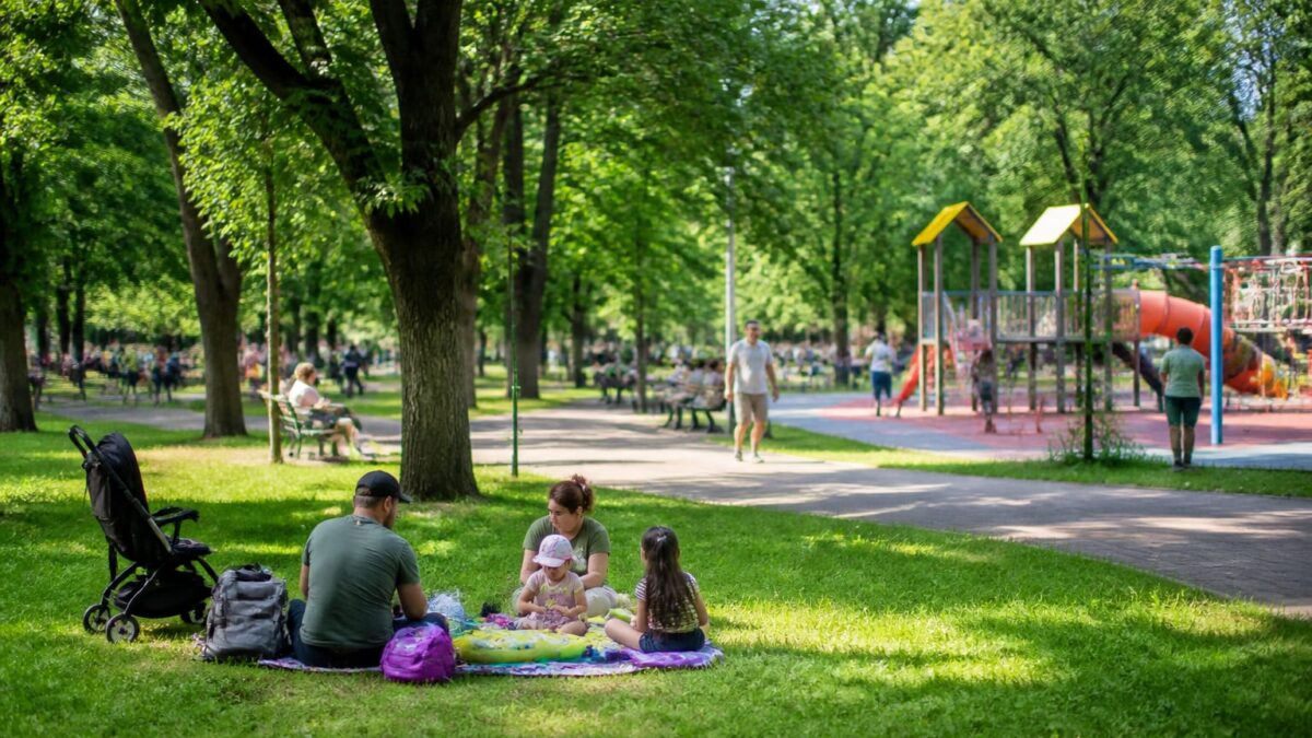Facilități și zone de agrement pentru familii în parcul Lumea Copiilor