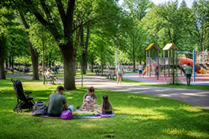 Facilități și zone de agrement pentru familii în parcul Lumea Copiilor