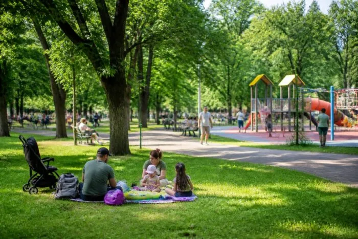 Facilități și zone de agrement pentru familii în parcul Lumea Copiilor