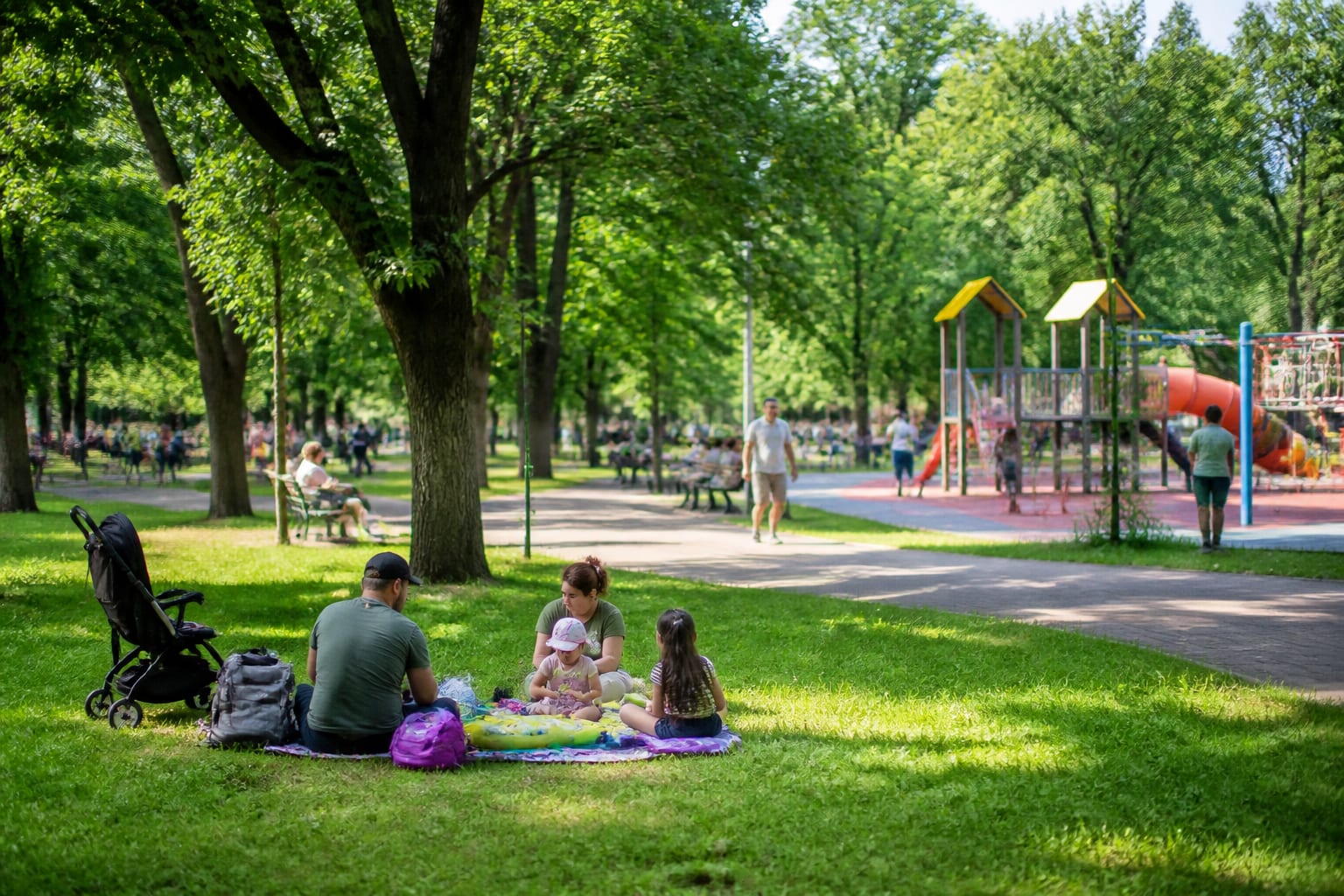 Facilități și zone de agrement pentru familii în parcul Lumea Copiilor