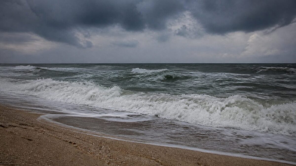 Apa Mării Negre s-a răcit brusc în plin sezon estival, fenomenul de upwelling fiind un potențial pericol