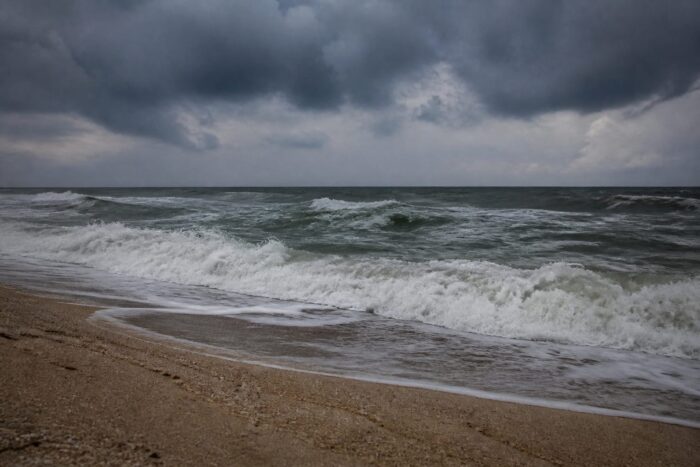Apa Mării Negre s-a răcit brusc în plin sezon estival, fenomenul de upwelling fiind un potențial pericol