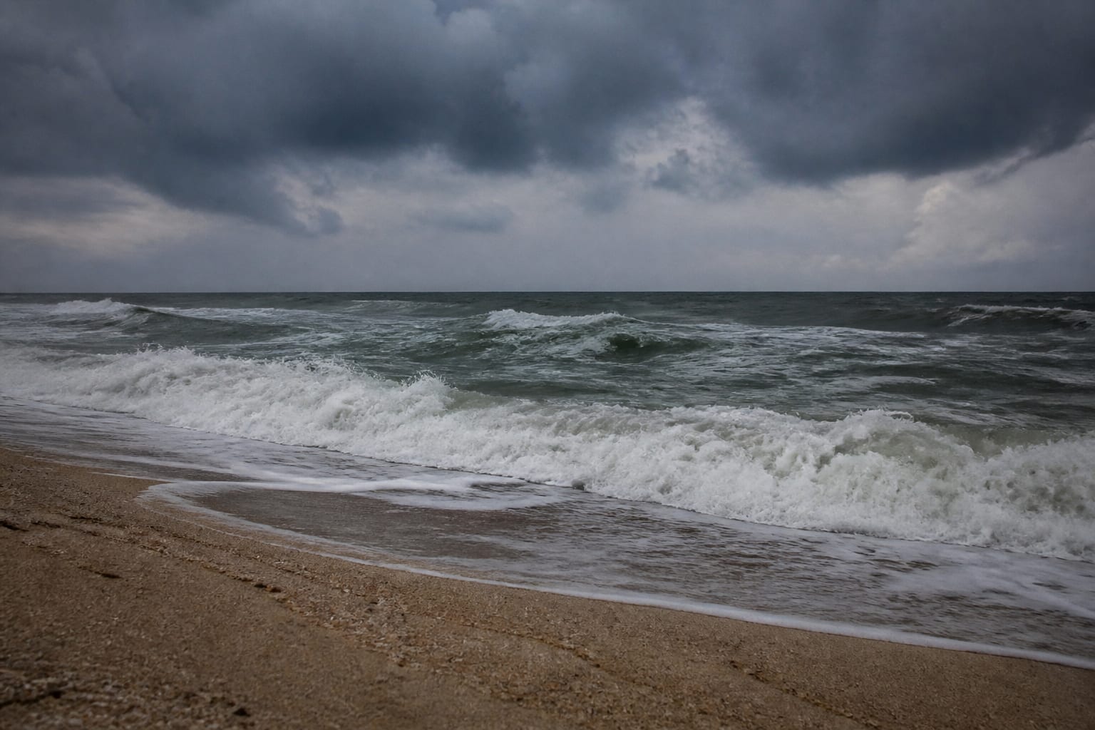 Apa Mării Negre s-a răcit brusc în plin sezon estival, fenomenul de upwelling fiind un potențial pericol