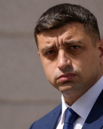 George Simion îi cere lui Nicușor Dan să desemneze urgent un premier. George Simion îi cere lui Nicușor Dan să desemneze urgent un premier.