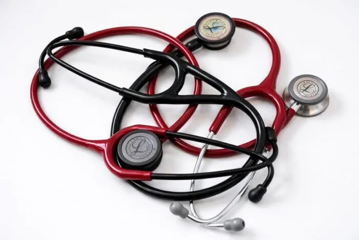 Doi medici, trimiși în judecată pentru 185 de implanturi cardiace ilegale