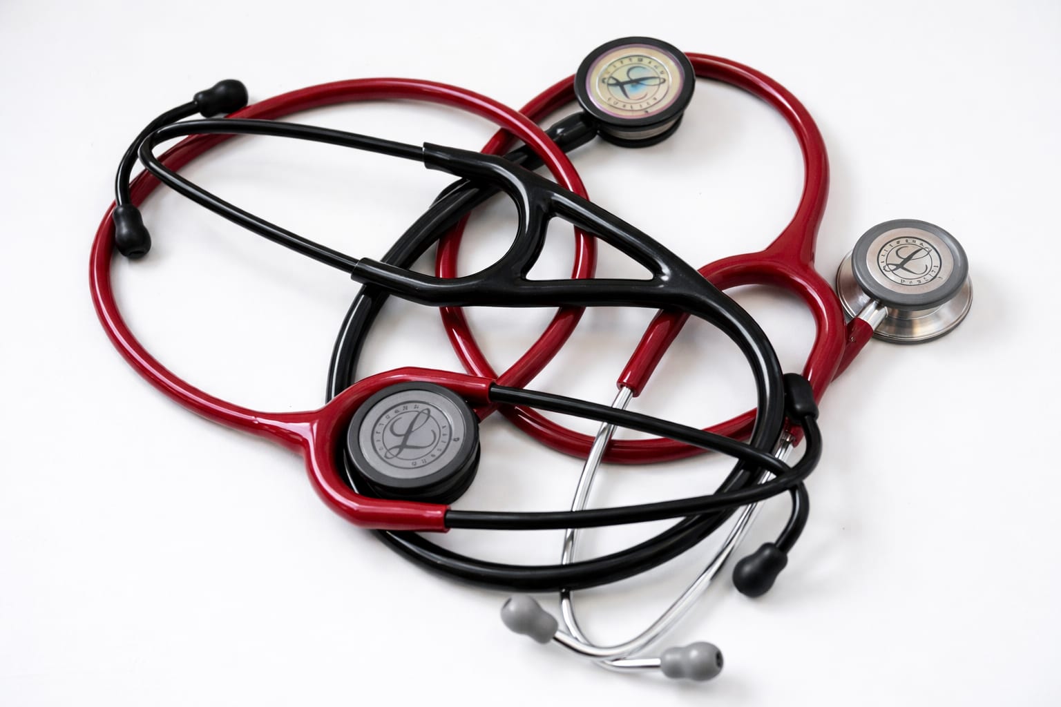 Doi medici, trimiși în judecată pentru 185 de implanturi cardiace ilegale