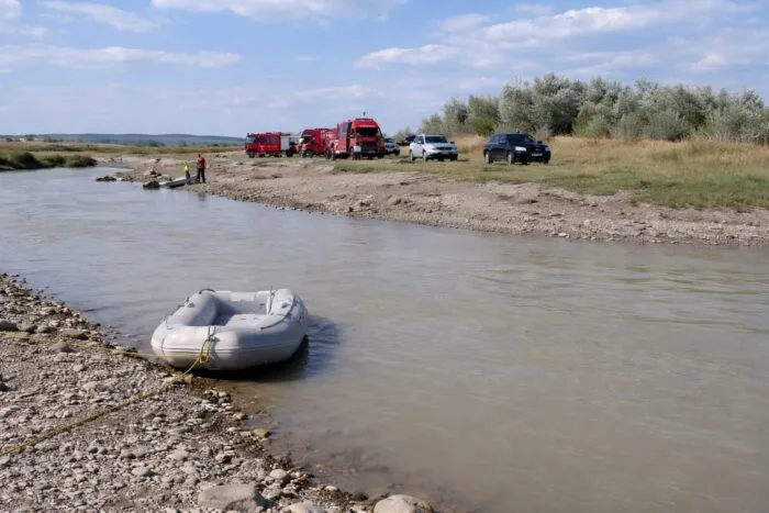 înec râul Moldova, Doi frați de 12 și 15 ani au murit înecați în râul Moldova, încercând să-și salveze sora de 6 ani