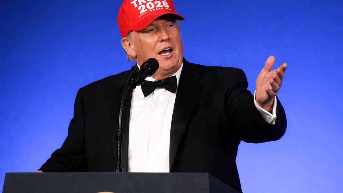 lege criptomonede Trump, Donald Trump glumește cu al patrulea mandat, dar o lege din Senat îi amenință afacerile cripto