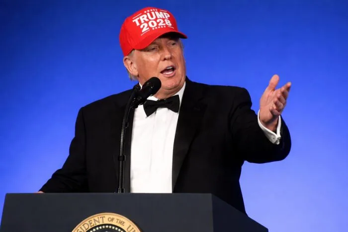 lege criptomonede Trump, Donald Trump glumește cu al patrulea mandat, dar o lege din Senat îi amenință afacerile cripto