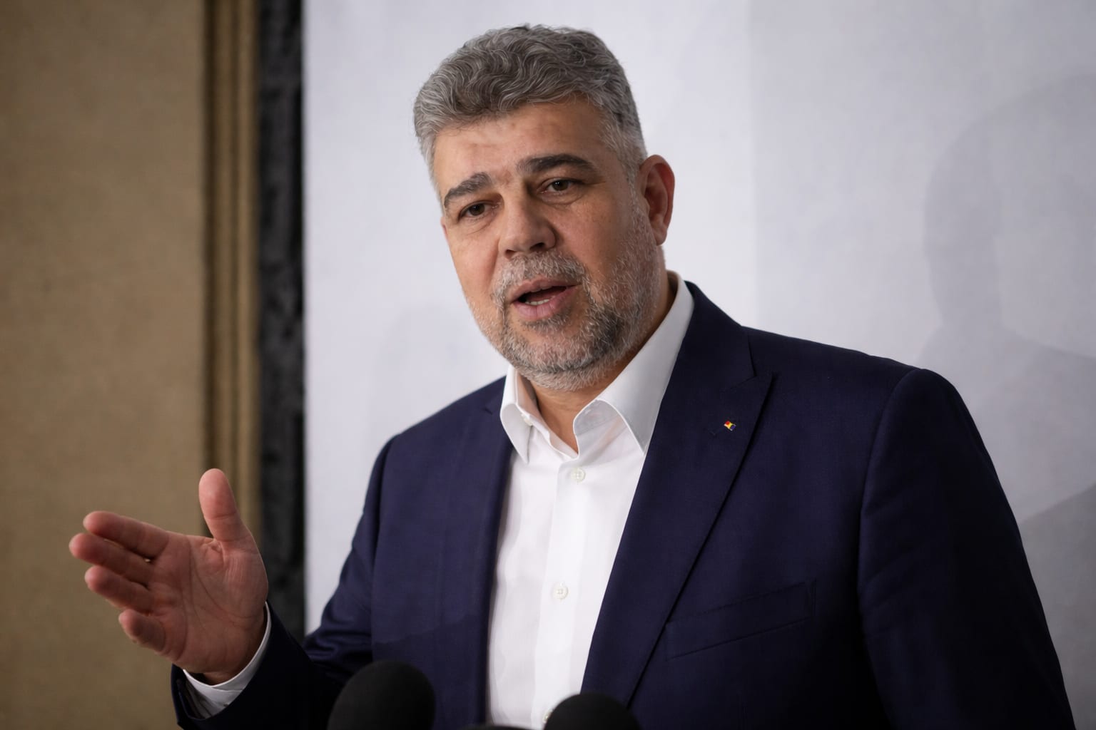 Marcel Ciolacu, fotografiat cu fugarul Ionel Arsene într-un hotel de lux, refuză explicații