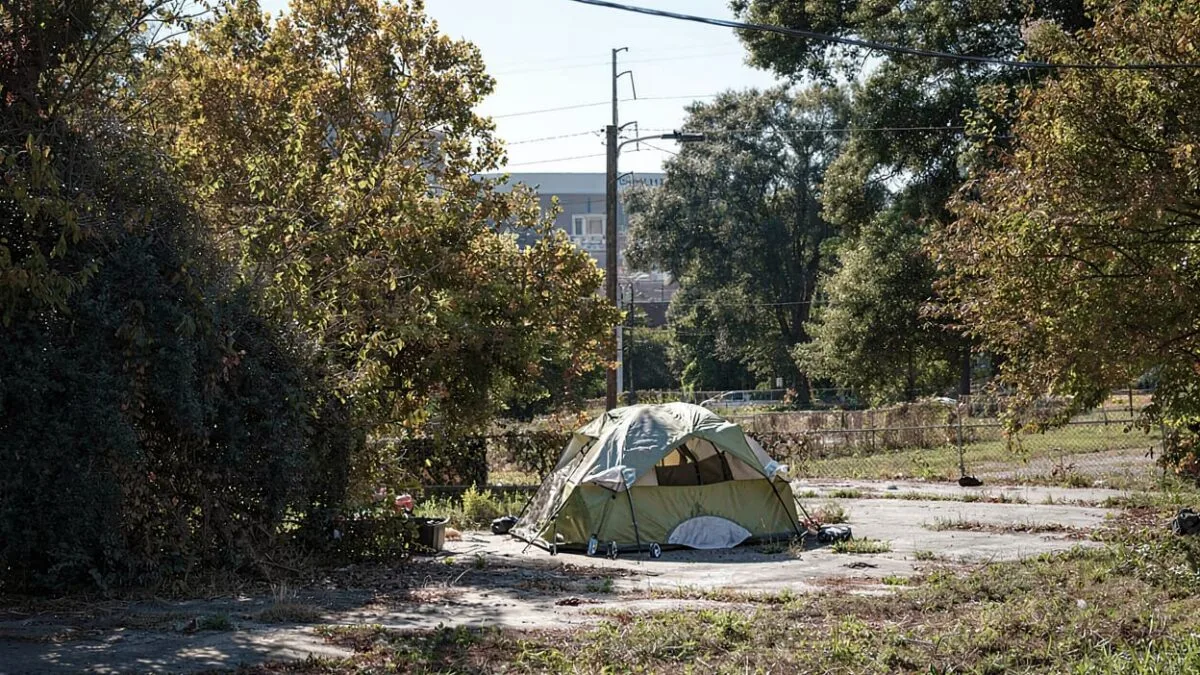 persoane fără adăpost Atlanta, Atlanta a aruncat acte, medicamente și corturi din Freedom Park