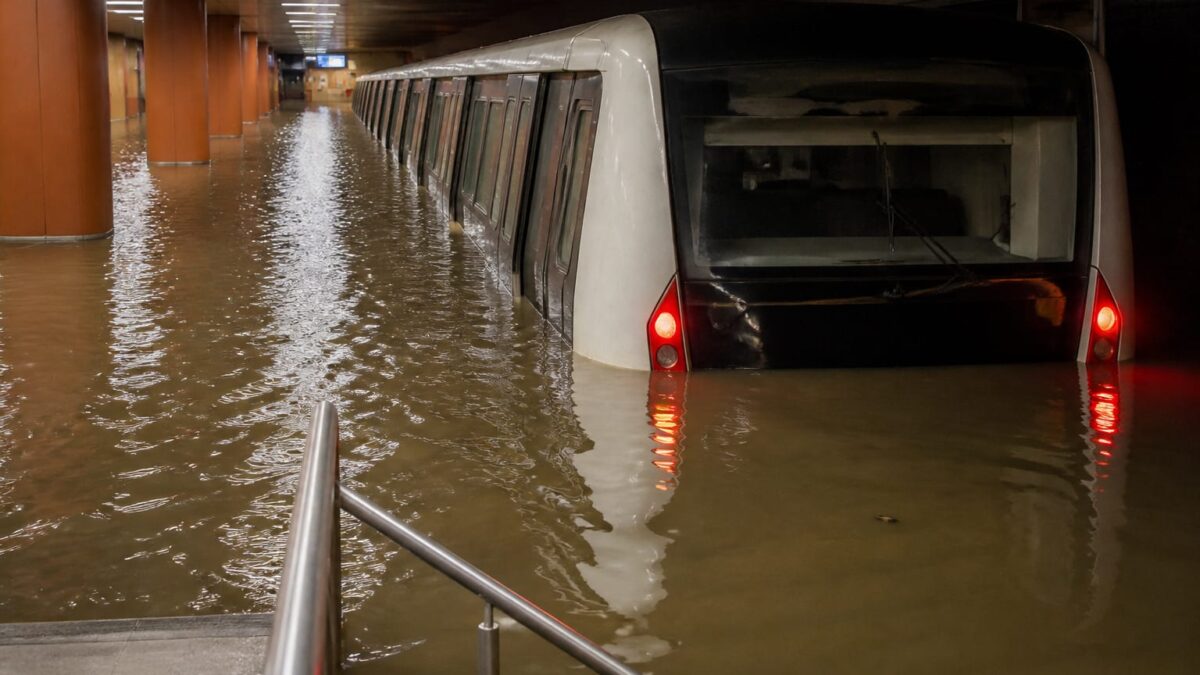 Ploile au blocat metroul la Piața Victoriei și 32 de linii STB în București